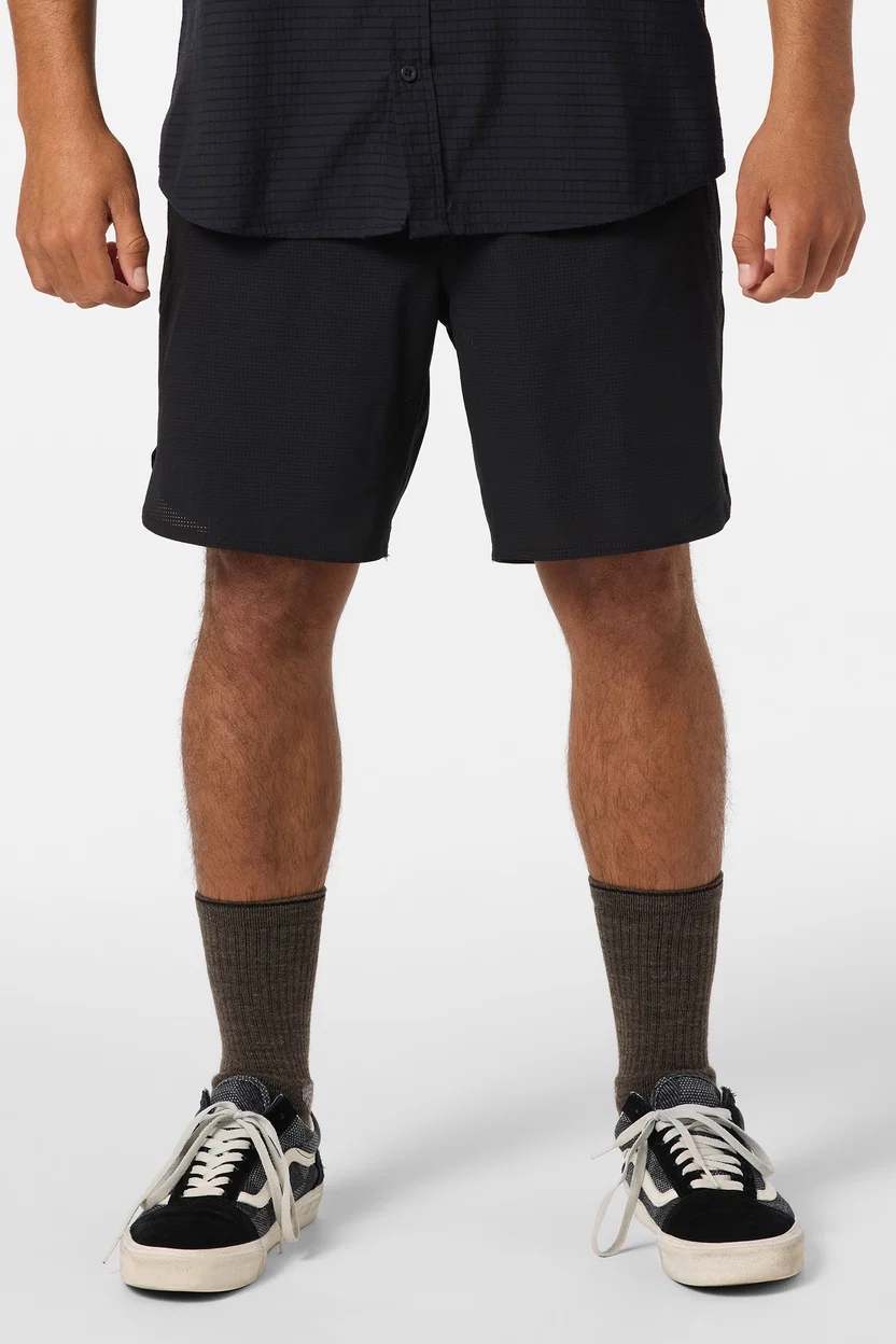 .Traveler Tech Lined Hybrid 17" Short